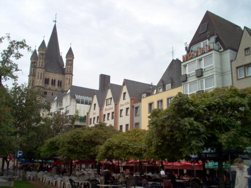 köln houded by the river